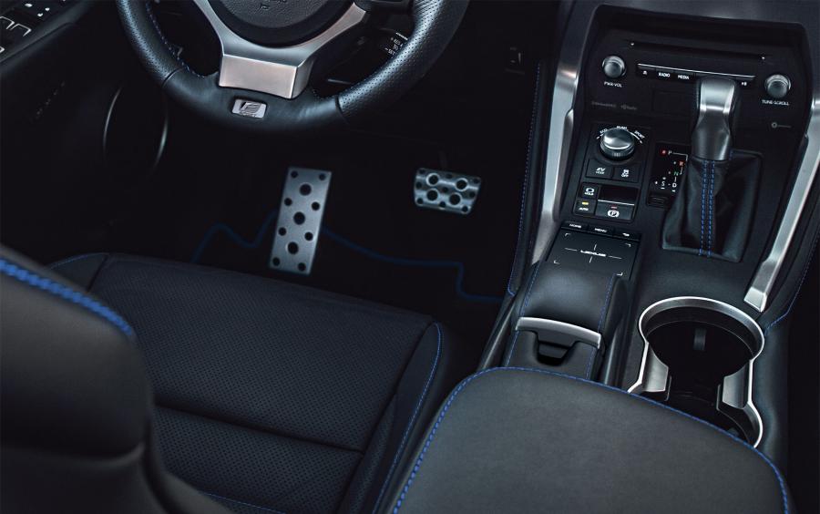 Детали интерьера Lexus NX300 F-Sport Black Line 2019 года  (NA) (фото 7 из 9)